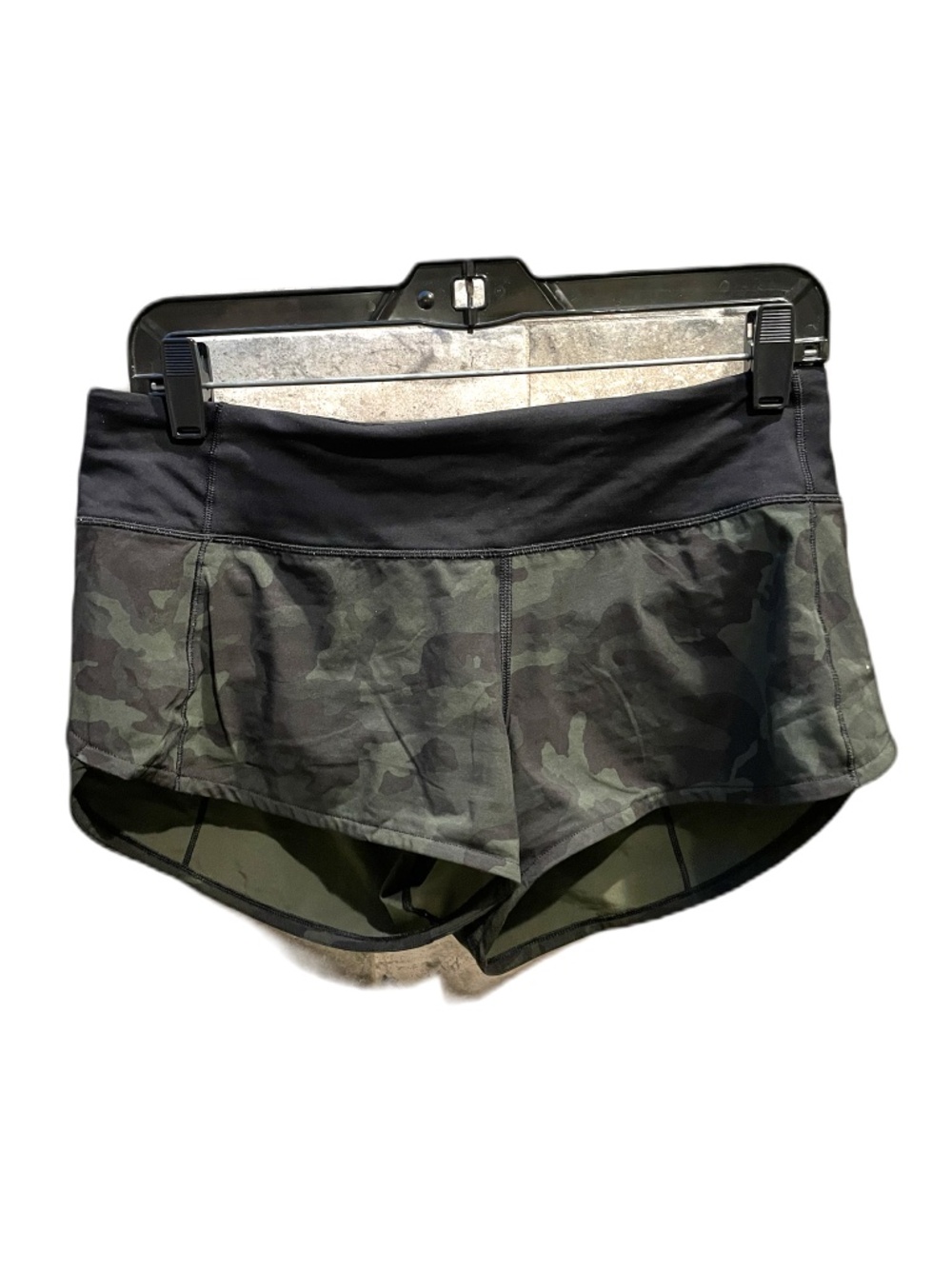 ❤️ LULULEMON CAMO SHORTS SIZE 6